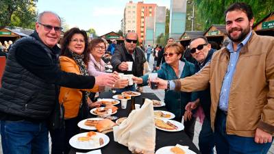 Part del públic ja feia cua abans que se servissin racions i l’acte va ser multitudinari. Foto: Alfredo González