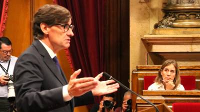 La líder de los Comunes en el Parlament, Jéssica Albiach, observa a Illa mientras interviene en el pleno del Parlament. Foto: ACN