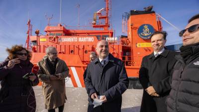 El Delegado de Gobierno en Catalunya, Carlos Prieto, visitando el remolcador Punta Mayor. Foto: Àngel Ullate