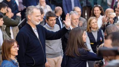 Felipe VI y doña Letizia saludan a los vecinos de Chiva. Foto: EFE