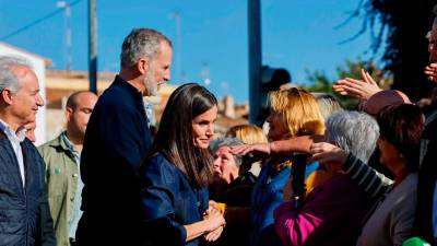 Los reyes durante su visita en Catarroja. Foto: EFE