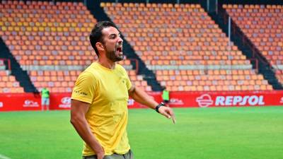 Dani Vidal en la banda del Nou Estadi ante el Ourense. Foto: Alfredo González