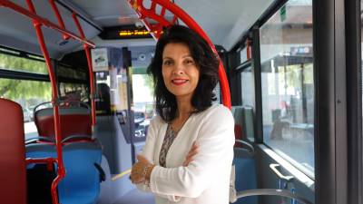 Sonia Orts, en el interior de un bus municipal. Foto: Pere Ferré