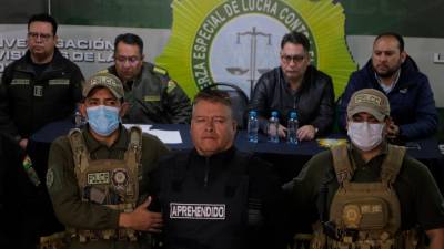 El destituido jefe militar del Ejército de Bolivia, Juan José Zúñiga (c), es presentado en dependencias de la Fuerza Especial de Lucha Contra el Crimen este miércoles, tras ser detenido por ser parte de una toma de militares de la sede del Gobierno de Bolivia. Foto: EFE