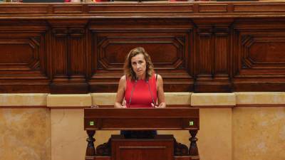 La diputada de la CUP Laia Estrada interviene durante el pleno del debate de investidura que se celebra este jueves en el Parlament de Catalunya. Foto: EFE