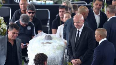 El presidente de la FIFA, Gianni Infantino, asiste al velatorio de Edson Arantes do Nascimento 'Pelé' hoy, en el estadio Vila Belmiro en la ciudad de Santos (Brasil). Foto: EFE