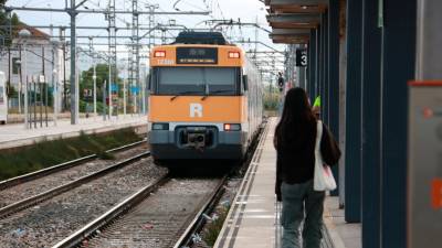 El tren procedente de Reus continúa su trayecto hacia Barcelona desde Sant Vicenç de Calders. Foto: ACN