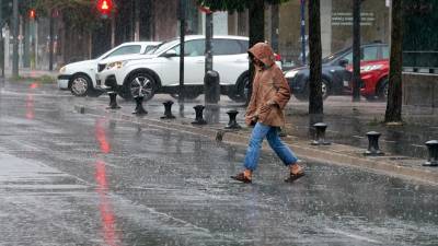 La previsión meteorológica indica que estas lluvias se mantendrán hasta el miércoles por la mañana. Foto: EFE