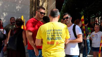 Algunas de las personas que se han concentrado en Tarragona para exigir la reducción de la jornada laboral. Foto: ACN