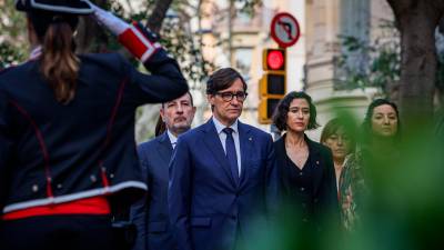 El president de la Generalitat, Salvador Illa, durant l’ofrena floral al monument a Rafael Casanova de Barcelona. Foto: ACN