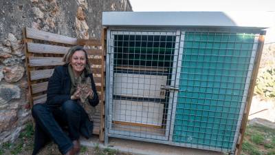 Dora Casadó somriu a càmera amb Perla, gata d’una colònia al barri del Garrofer, a Tortosa. Foto: J. Revillas