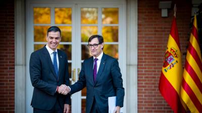 El presidente del gobierno español, Pedro Sánchez, y el presidente de la Generalitat de Catalunya, Salvador Illa, este viernes en el Palacio de la Moncloa. Foto: ACN