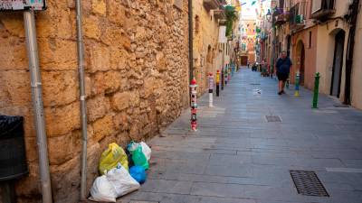 Varias bolsas de la basura, ayer, tiradas en la calle Comte de la Part Alta. Foto: Marc Bosch