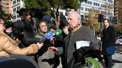 Rodrigo Rato, atendiendo a la prensa. Foto: EFE