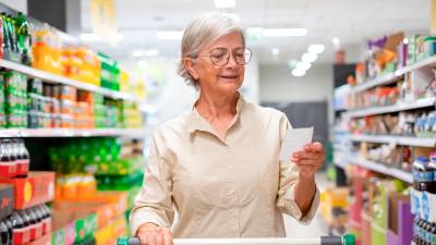 Una mujer revisa la lista de la compra. Foto: Getty Images