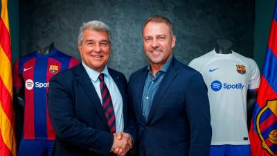 El alemán Hans-Dieter Flick (d) junto al presidente del FC Barcelona, Joan Laporta, tras firmar su contrato como nuevo entrenador del Barcelona para las dos próximas temporadas, hasta junio de 2026. EFE/German Parga/FC Barcelona