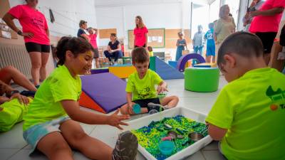 Un grupo de niños en el castillo hinchable, uno de sus sitios favoritos. FOTO: Marc Bosch