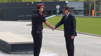 El president de la Generalitat, Salvador Illa, saluda el comissari en cap dels Mossos, Eduard Sallent, en la primera visita institucional al Complex Central del cos. Foto: ACN