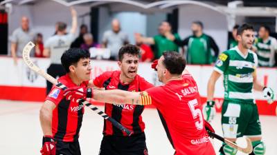 Rojas, Casas y Salvat celebran uno de los goles en el derbi ante el Calafell. Foto: Alba Mariné