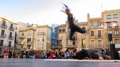 L’Anamaria i el Magí a la plaça Mercadal durant ‘Cossoc’. foto: Àngel ullate