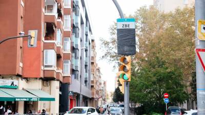 La nova senyalització, instal·lada al semàfor entre la plaça de les Baldufes i l’avinguda del Doctor Vilaseca. Foto: Alba Mariné