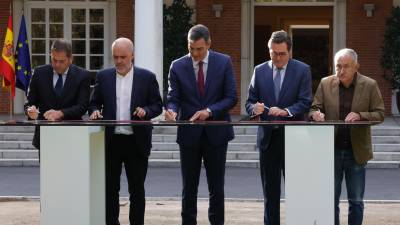 El presidente del Gobierno, Pedro Sánchez (c), firma junto a los representantes de la patronal y los sindicatos el nuevo acuerdo en materia de pensiones este miércoles en el Palacio de la Moncloa. (De izq a der) El presidente de Cepyme, Gerardo Cuerva; el secretario general de CCOO, Unai Sordo; Pedro Sánchez; el presidente de la CEOE, Antonio Garamendi, y el secretario general de UGT, Pepe Álvarez. Foto: EFE