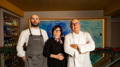 Arnau Bosch junto a sus padres, Montserrat Costa y Juan Bosch. FOTO: ÀNGEL ULLATE