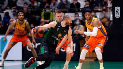 Imagen del partido de ACB entre la Penya y el Valencia. foto: efe/Toni Albir