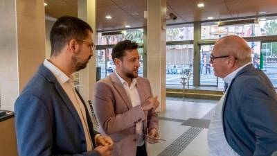 El alcalde de Tarragona, Rubén viñuales, en la estación de trenes con el diputado de Sumar Félix Alonso y el concejal de Territori, Nacho García. Foto: Cedida