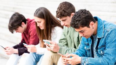 Adolescentes con móviles. Foto: Getty Images