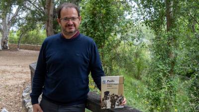 Andreu Caralt amb el llibre ‘Paüls. Guerra i maquis al Port’. foto: Joan Revillas