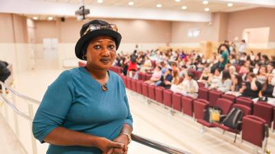 Fatou Nyang en el auditorio del Institut Vidal i Barraquer antes de la charla. Foto: Alba Mariné