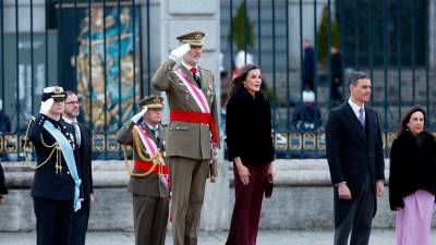 s Reyes Felipe VI y Letizia, junto a la Princesa de Asturias, el presidente del Gobierno, Pedro Sánchez (2d) y la ministra de Defensa, Margarita Robles (d), escuchan el himno nacional, durante el acto castrense de la Pascua Militar. Foto: EFE