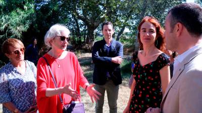 La consellera (segona per la dreta, conversa amb Marie Rol-Tanguy, filla del comissari polític de la Marsellesa i heroi de la resistència, Henri Rol-Tanguy. Foto: ACN
