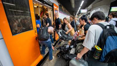 Pasajeros subiéndose el pasado 1 de octubre a un tren en la estación de Sants de Barcelona. FOTO: Marc Bosch