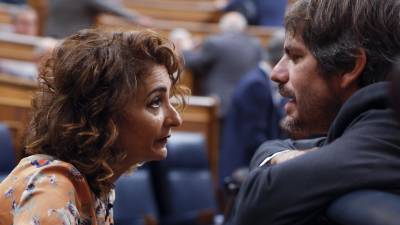 La vicepresidenta primera y Ministra de Hacienda y de Función Pública, María Jesús Montero y el min istro de Cultura Ernest Urtasun a su llegada a la sesión de control al Gobierno celebrada este miércoles en el Congreso. Foto: EFE