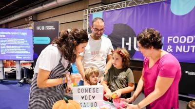 Un taller familiar en el que los asistentes aprendieron a hacer juntos una receta. foto: Alba Mariné