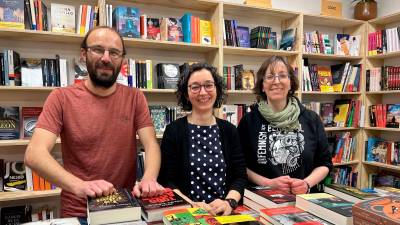 Andreu, Elisabeth y Dolors, ayer durante la inauguración de la librería. Foto: Alfredo González