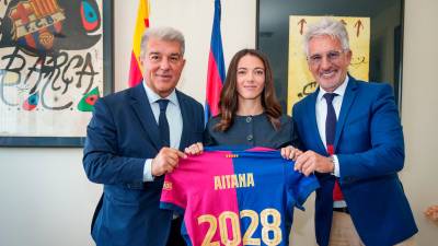 La jugadora del FC Barcelona, Aitana Bonmatí, junto con el presidente del club, Joan Laporta, y el directivo responsable del fútbol femenino, Xavier Puig, después de firmar su nuevo contrato hasta 2028. Foto: FCB