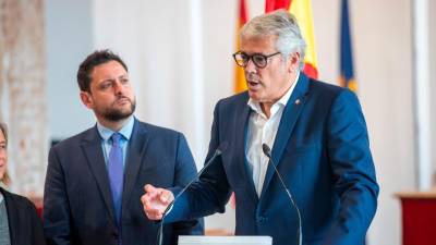 Viñuales escenificó ayer el pacto con Junts para las cuentas. Foto: Marc Bosch