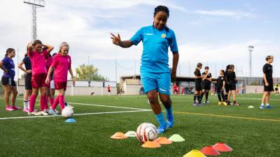 Entrenamiento de uno los equipos federados de fútbol femenino del CF Sant Pere i Sant Pau. foto: ángel ullate