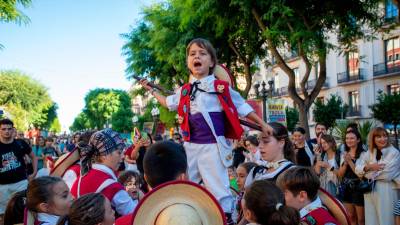 Ball de Pastorets Petit, los bailes infantiles se apoderaron de la Rambla Nova y demostraron que el folklore tiene cantera. foto: marc Bosch