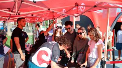 Los participantes de Challenge Salou recogieron sus dorsales ayer por la tarde en la plaza de las Comunitats Autònomes. foto: Alba Mariné