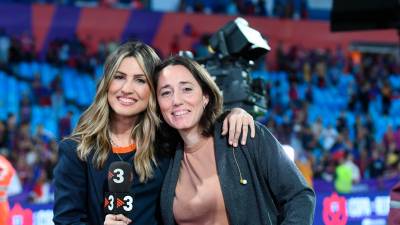 Danae Boronat, a la izquierda, junto a Mireia Vera, su compañera en la retransmisión para TV3. Foto; Marc Libiano