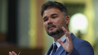 El portavoz de ERC en el Congreso, Gabriel Rufián, interviene durante el primer día del debate de investidura del presidente del Gobierno en funciones, Pedro Sánchez, este miércoles en el Congreso de los Diputados en Madrid. EFE/ Kiko Huesca