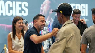 Xavi Hernández saluda a Lamine Yamal en el acto de despedida de FC Barcelona. Foto: EFE