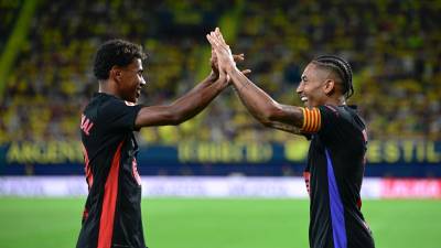 Los jugadores del FC Barcelona, el brasileño Raphinha (d) y Lamine Yamal, celebran el quinto gol del equipo barcelonista durante el encuentro correspondiente a la sexta jornada de Laliga EA Sports que disputan hoy Domingo FC Barcelona y Villarreal en el estadio de La Cerámica, en la localidad castellonense. EFE / Andreu Esteba.