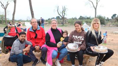 La familia Jové, tomando la mona en el Parc de Famílies de Reus. Foto: Alba Mariné