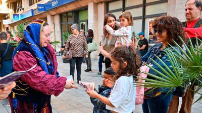 Els bufons ensenyant la història de la Reina. FOTO:Alfredo González