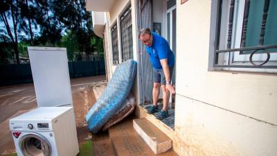 Un vecino mostrando hasta donde llegó el agua. Foto: Marc Bosch